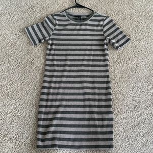 Long women’s dress. Wore once. Size L in Forever 21.